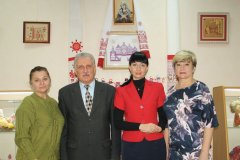 Депутат Народного Совета ЛНР Александра Коваленко приняла участие в открытии выставки «Нити судьбы», которая прошла в ГУ ЛНР «Луганский центр народного творчества».