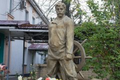 Возложение цветов к памятнику Павлу Луспекаеву в образе легендарного таможенника Верещагина по случаю празднования Дня таможенника