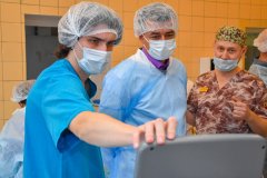 В Луганской республиканской клинической больнице хирурги-офтальмологи из Якутска проводят мастер-класс по операциям на глазах