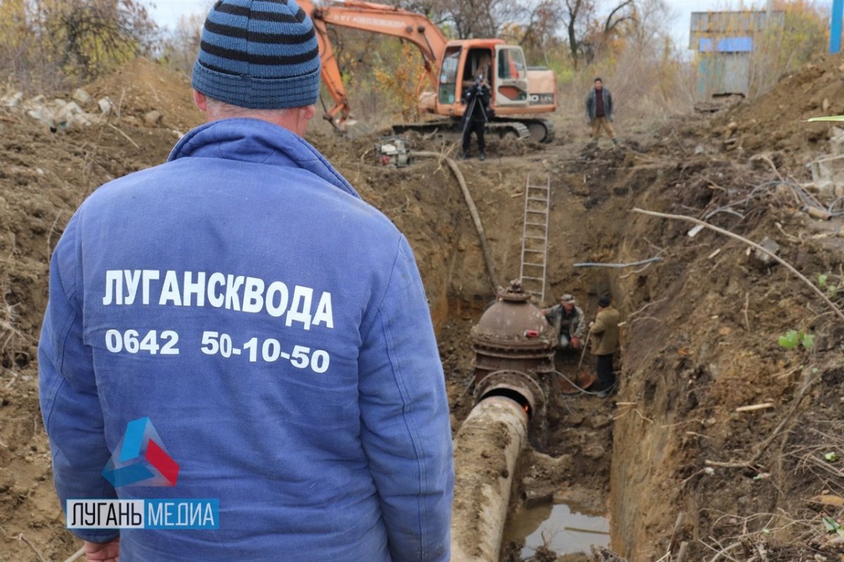 Производятся работы по замене аварийного участка магистрального водовода «Алчевск-Петровское»