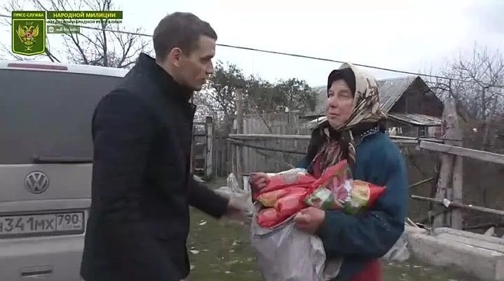 Волонтер Антон Волков при поддержке Народной милиции ЛНР доставил гуманитарный груз в населенные пункты, пострадавшие от украинской агрессии