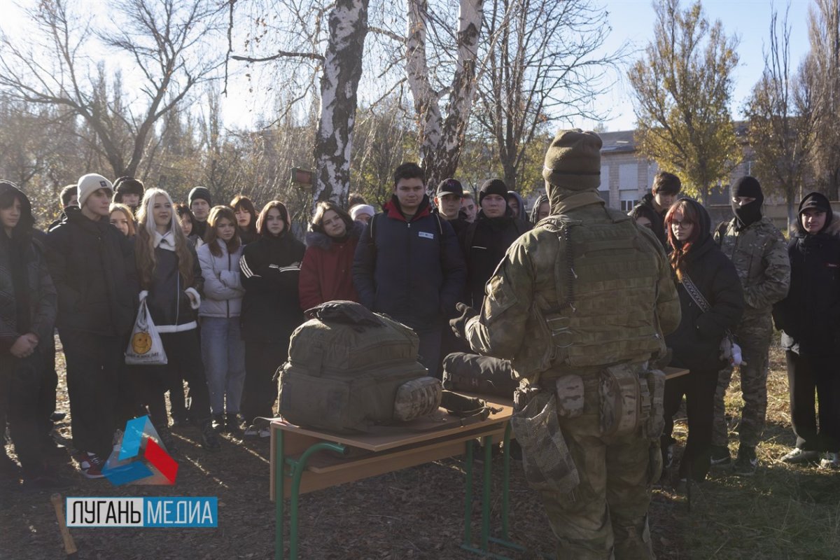 Ученики старших классов школы № 48 города Луганска приняли участие в военно-спортивном мероприятии