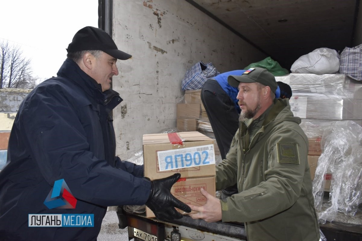 Делегация из Иркутска доставила гуманитарную помощь городу Кировску