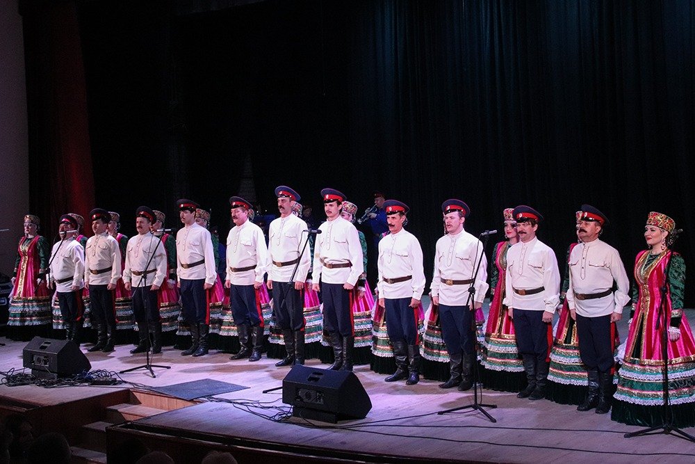 Государственный академический ансамбль песни и пляски донских казаков имени Анатолия Квасова дал концерт в Луганске