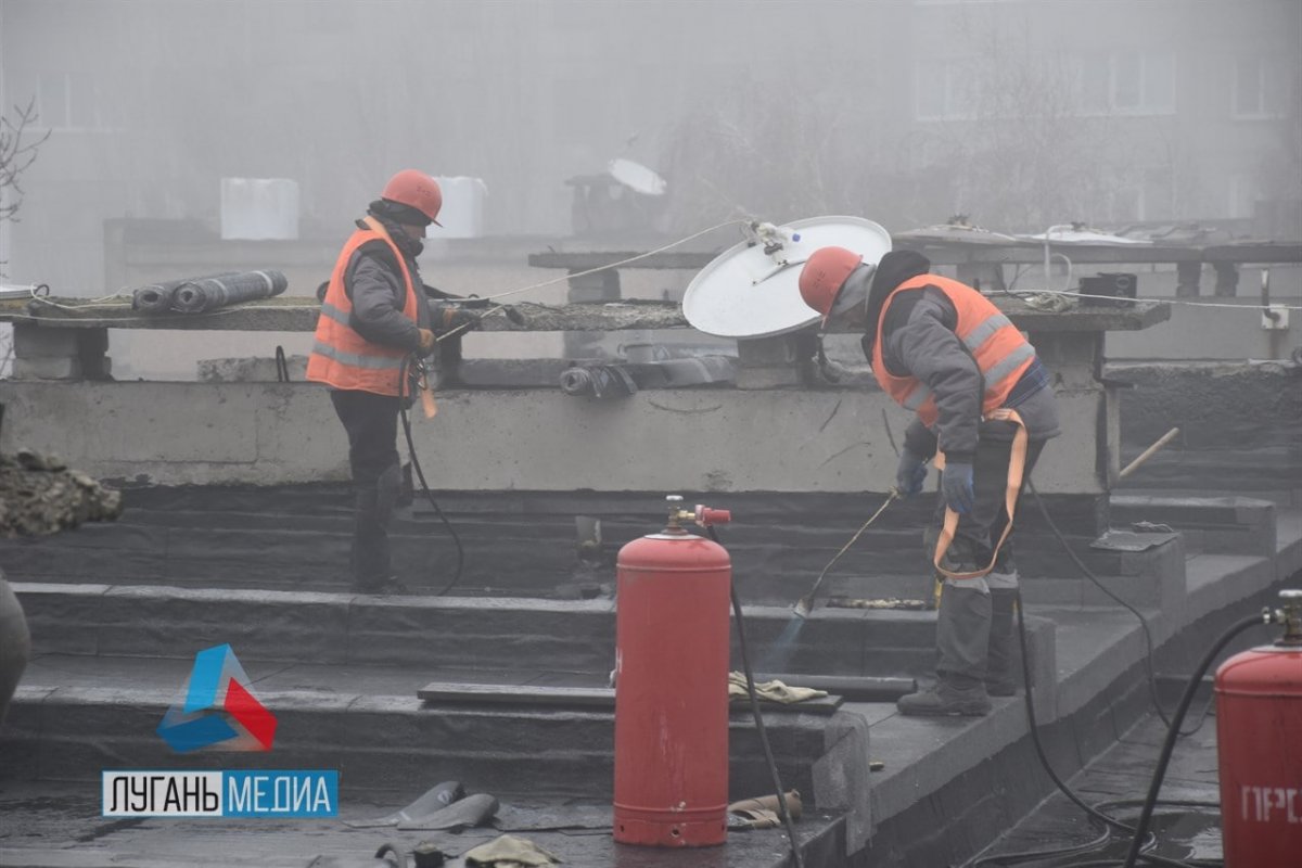 В Красном Луче продолжается ремонт многоквартирных домов, поврежденных в результате обстрела украинских силовиков.