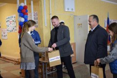 «Единая Россия» передала спортивный инвентарь и художественную литературу школьникам Антрацитовского района ЛНР