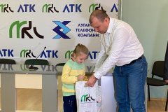 Сотрудники МКС и ЛТК вручили подарки детям из семей погибших военнослужащих