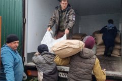 Представители Народного фронта доставили продукты питания и средства личной гигиены 120 беженцам