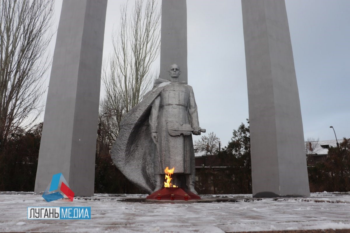 В алчевском городском сквере 50-летия ВЛКСМ прошло мероприятие, приуроченное ко Дню героев Отечества