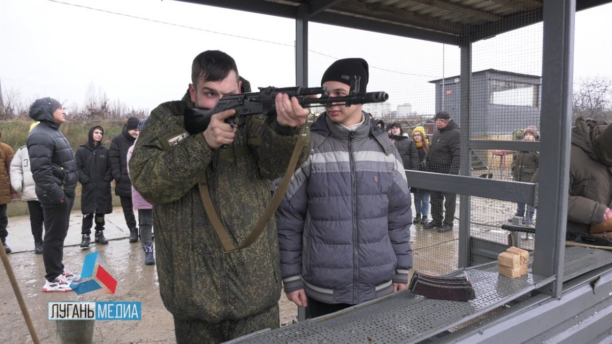 В Луганске для старшеклассников школы № 5 провели ряд военно-спортивных мероприятий