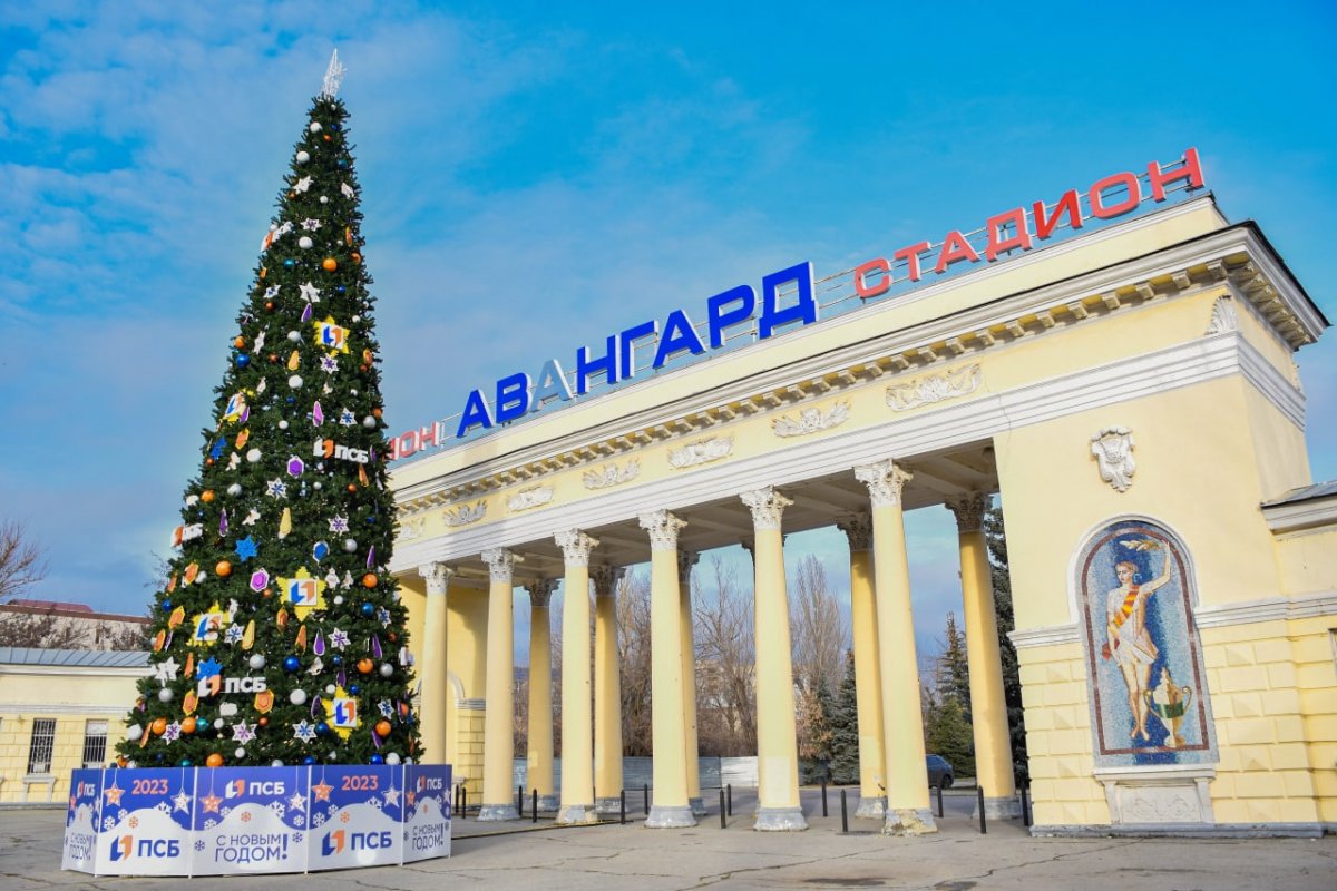 Промсвязьбанк (ПСБ) установит в столице ЛНР три 16-метровые новогодние ели