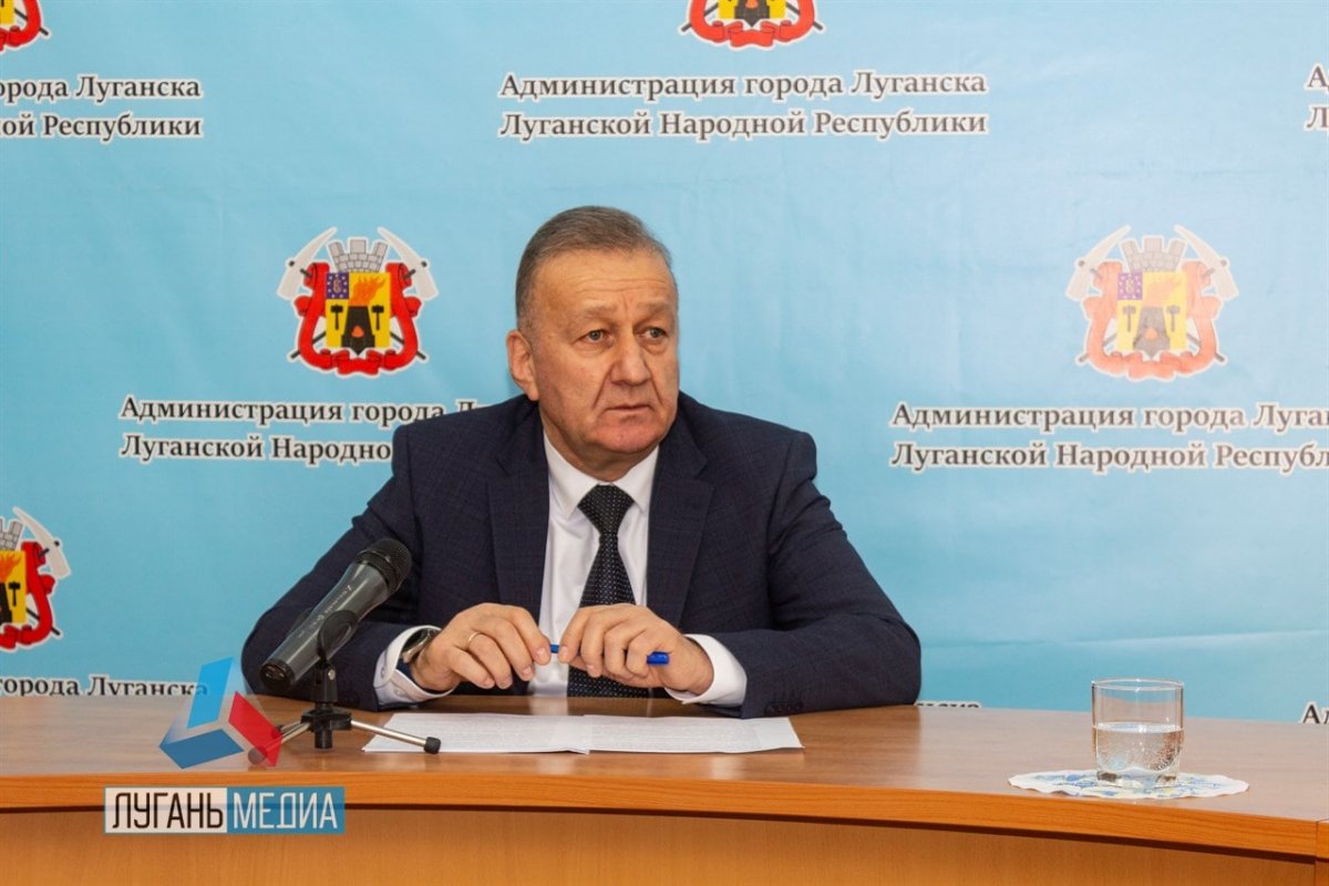 В Администрации города Луганска (АГЛ) прошла пресс-конференция главы столичной Администрации Манолиса Пилавова с представителями городских СМИ