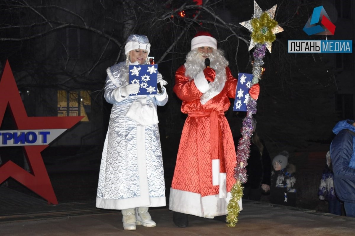 На главной площади города Кировска состоялось открытие новогодней красавицы