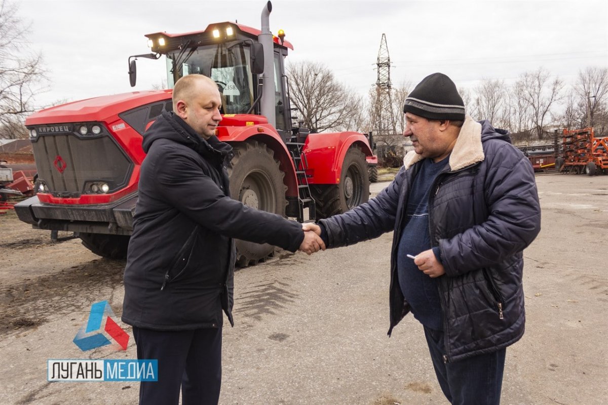 Аграриям четырех районов ЛНР правительство Республики передало новую сельхозтехнику