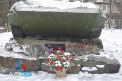В День Героев Отечества лутугинцы возложили цветы к монументу воинам-интернационалистам «БМП-1»