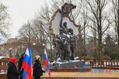 Власти и общественники в День Героев Отечества провели в столице ЛНР митинг-реквием