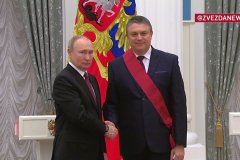 Владимир Путин вручил врио Главы ЛНР Леониду Пасечнику орден "За заслуги перед Отечеством" высшей степени
