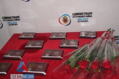 В Лутугино посмертно наградили павших защитников Республики