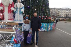 Депутат Государственной Думы Российской Федерации Сергей Алтухов вручил подарок юной жительнице ЛНР Марии Лысенко