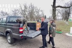 Представители Народного Фронта поздравляют детей Донбасса с наступающим Новым годом