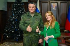 Временно исполняющий обязанности Главы ЛНР Леонид Пасечник провел в Луганске встречу с представителем Республики в Совете Федерации Дарьей Лантратовой