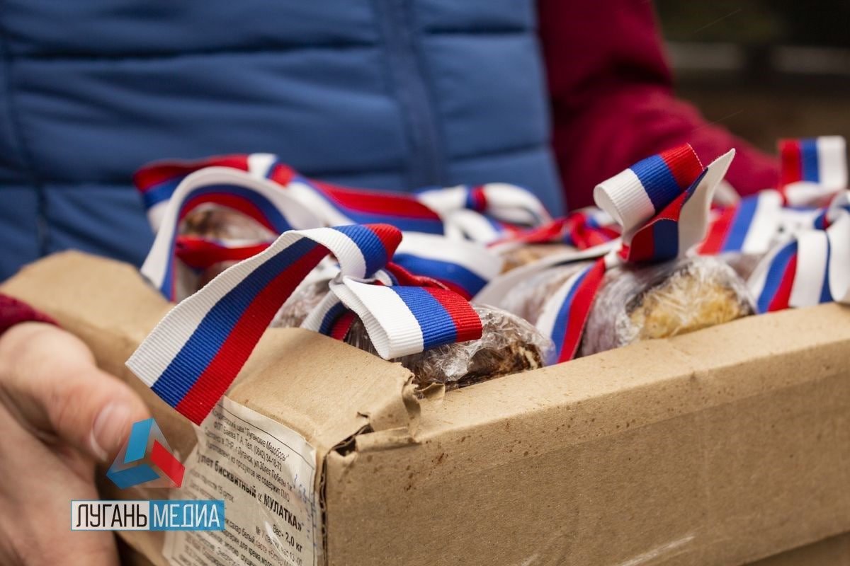 Волонтеры «Мира Луганщины» и активисты «Единой России» передали военнослужащим рождественские подарки