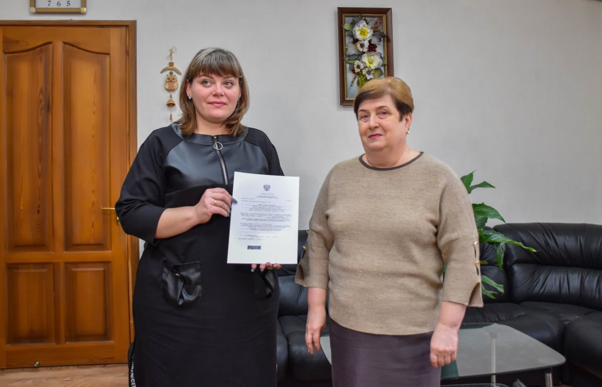 Вручение первого оформленного в ЛНР сертификата на получение материнского капитала состоялось в Луганске
