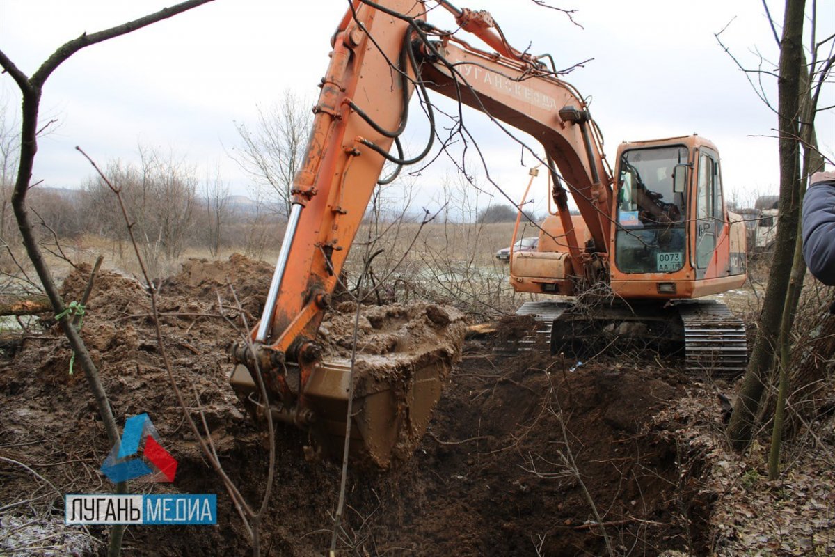 В районе села Карпаты Перевальского района специалисты ГУП ЛНР «Лугансквода» проводят плановые ремонтные работы