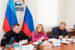 Сенатор Российской Федерации Дарья Лантратова и депутат Госдумы Дмитрий Вяткин провели прием граждан в Луганске