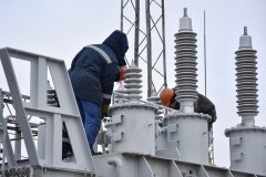 Специалисты московской компании «Энергосетьстрой» проводят установку нового трансформатора на подстанции, питающей одну из крупнейших котельных Луганска