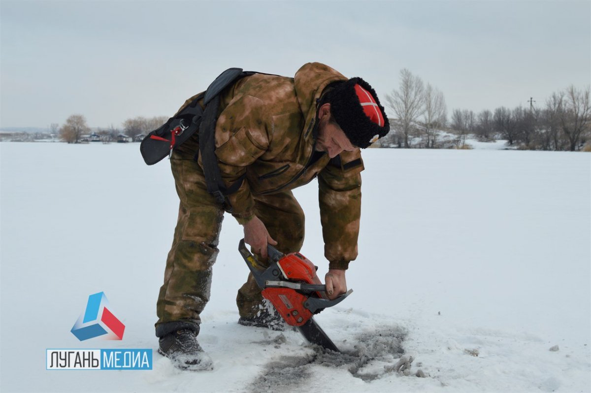 Представители Минприроды ЛНР и общественные инспекторы продолжают проводить противозаморные мероприятия на водных объектах Лутугинского района