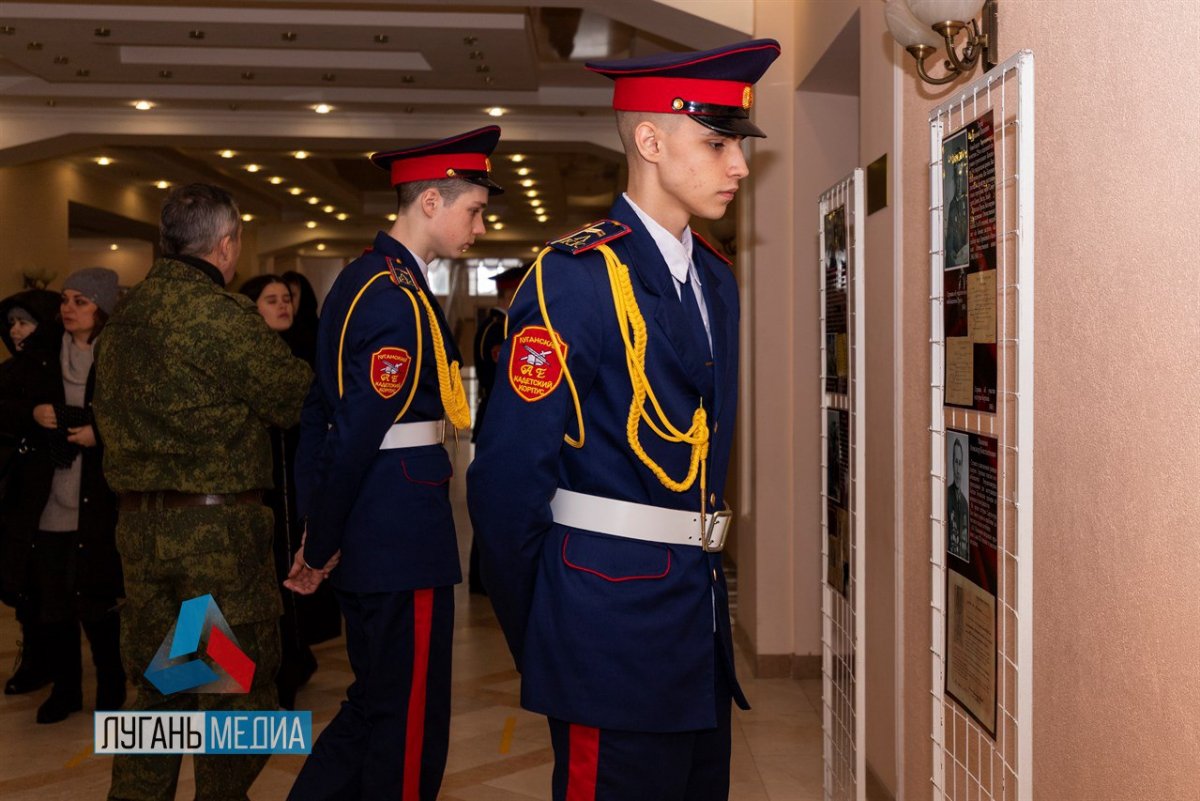 Выставка, посвященная 80-й годовщине освобождения Луганска от фашистских захватчиков, состоялась в луганском Дворце культуры имени Ленина