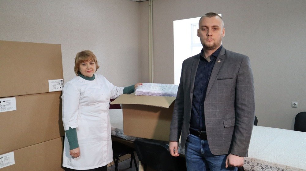 Депутат Народного Совета ЛНР Максим Величко передал гумпомощь луганской больнице