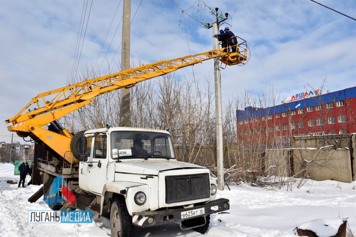 Энергетики Красного Луча завершили строительство поврежденной в результате обстрела со стороны ВФУ кабельно-воздушной линии 6 кВ