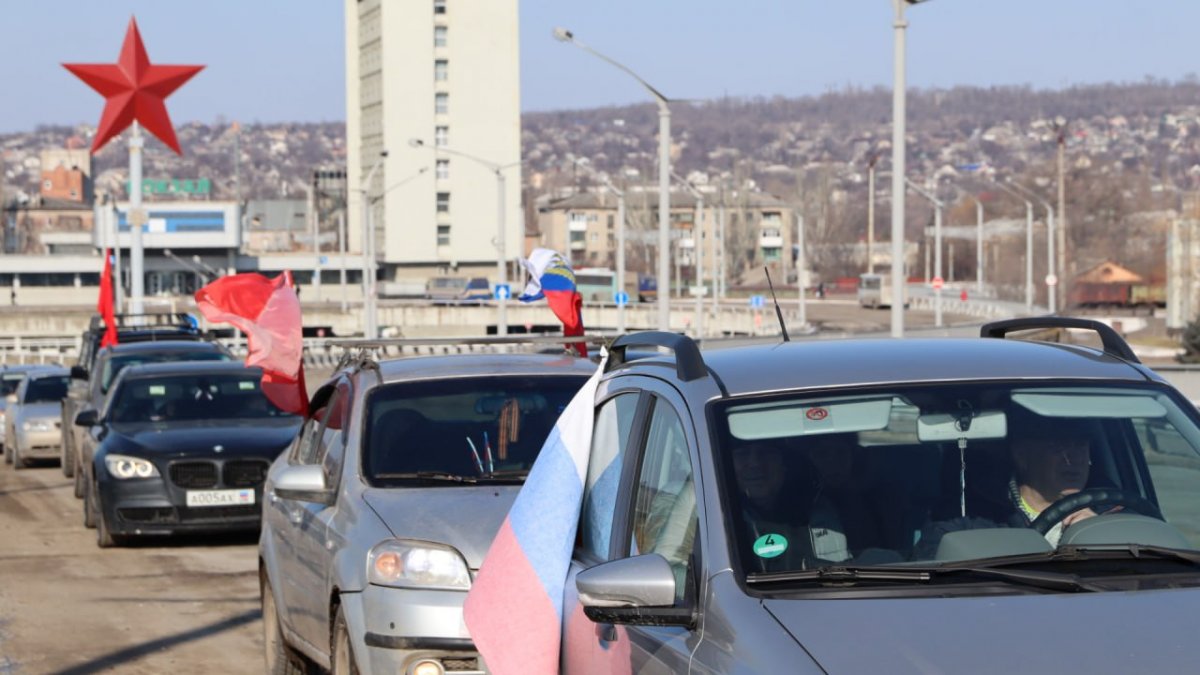 «Единая Россия» организовала автопробег «Дорогами Победы» в Луганске