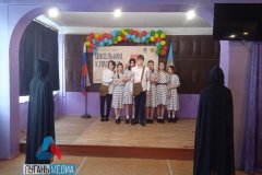 В луганскую 52 гимназию приехала делегация из преподавателей и проректора самого почтенного театрального вуза России