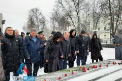 В Луганске прошло торжественное возложение цветов к Пилону Славы и Могиле Неизвестного солдата