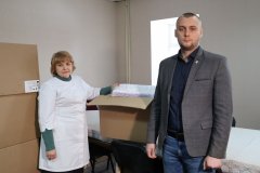 Депутат Народного Совета ЛНР Максим Величко передал гумпомощь луганской больнице