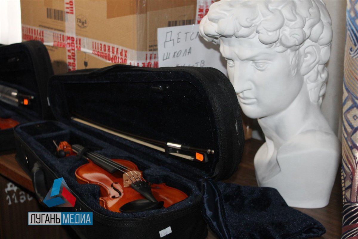 Гости из Тамбовской области передали Новоайдарской школе искусств музыкальные инструменты