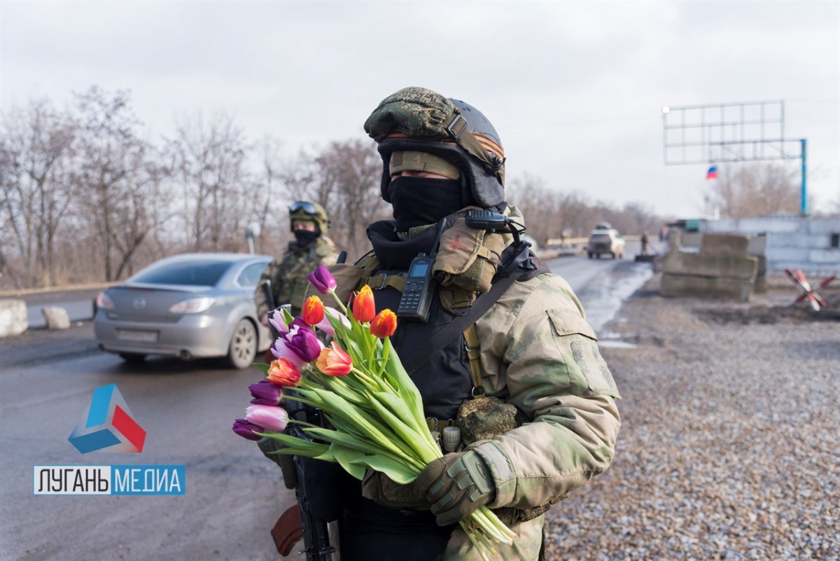 Личный состав на блокпостах Республики, вручал в Международный женский день букеты женщинам, следующим через КПП