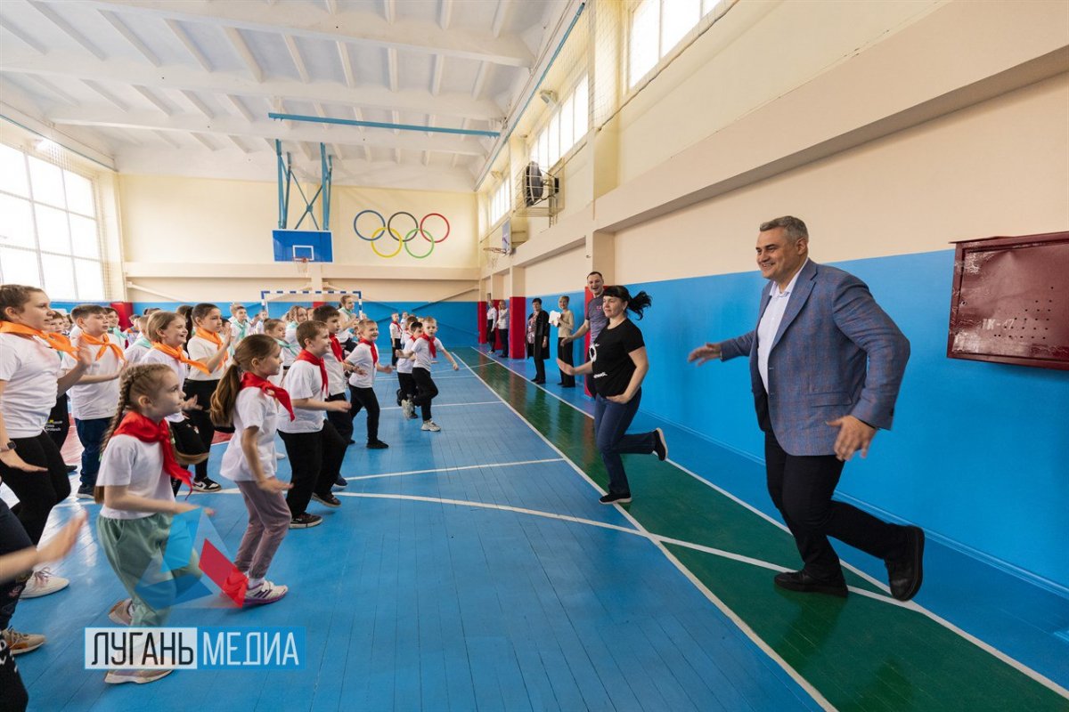 Чемпион мира по боксу провел патриотическую зарядку для школьников