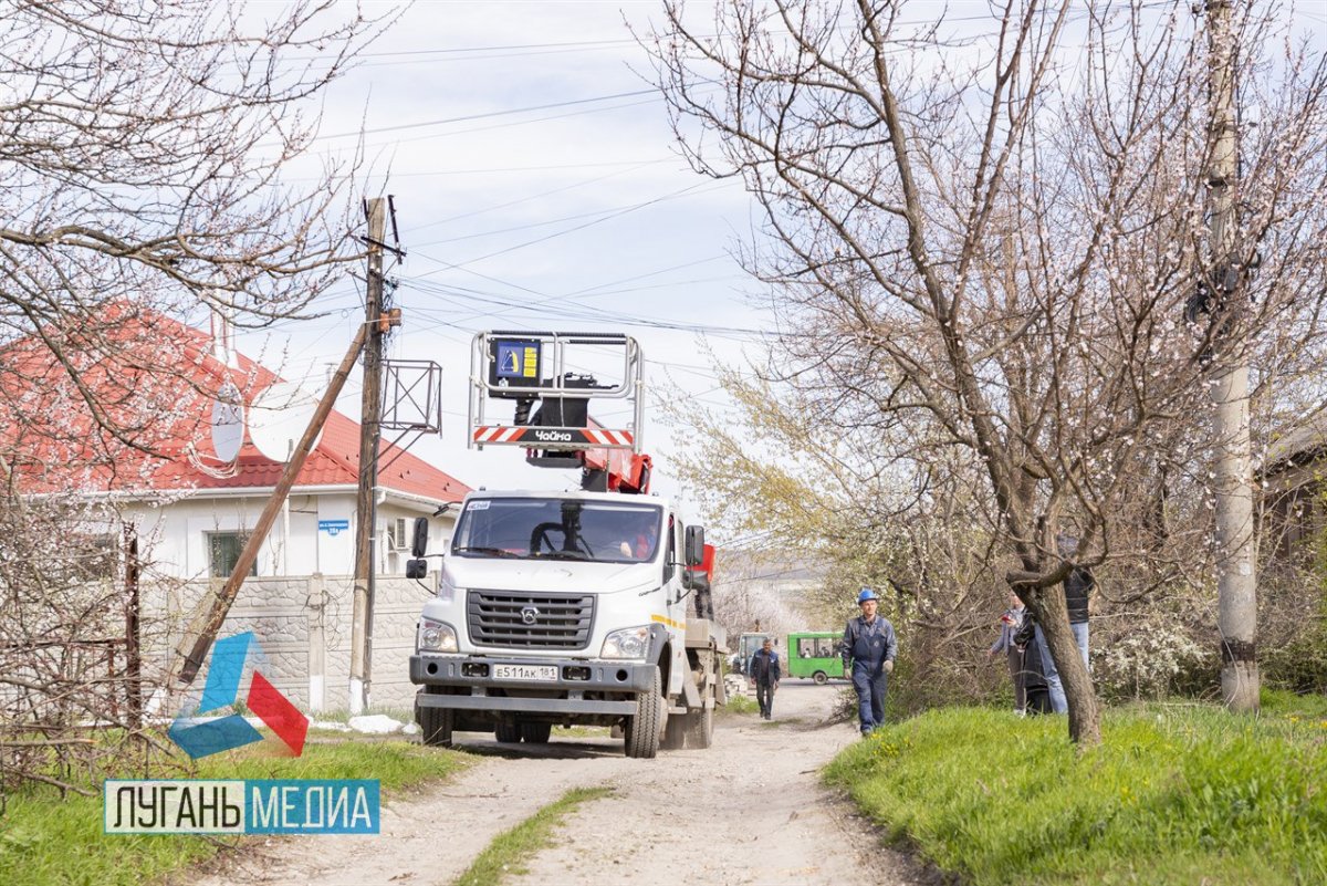 В Луганске энергетики продолжают устранять последствия стихии