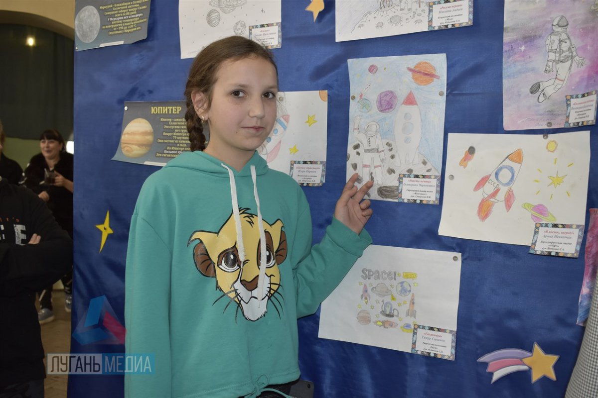 Сотрудники Кировского городского Дворца культуры подготовили тематическую выставку детских рисунков ко Дню космонавтики