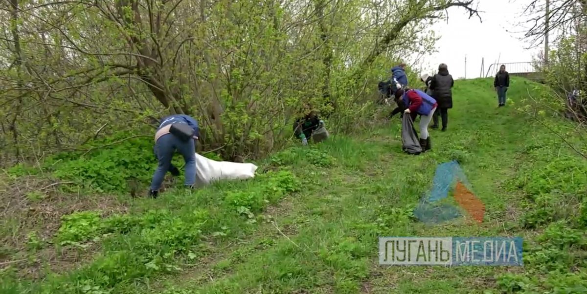 В рамках проекта «Единой России» – «Чистая страна» активисты очистили несколько километров прибрежной зоны и русло реки Луганчик