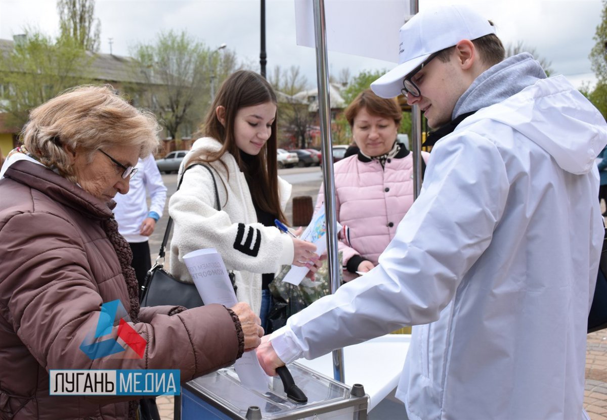 Волонтеры помогают жителям Лутугино определиться с выбором объектов для благоустройства