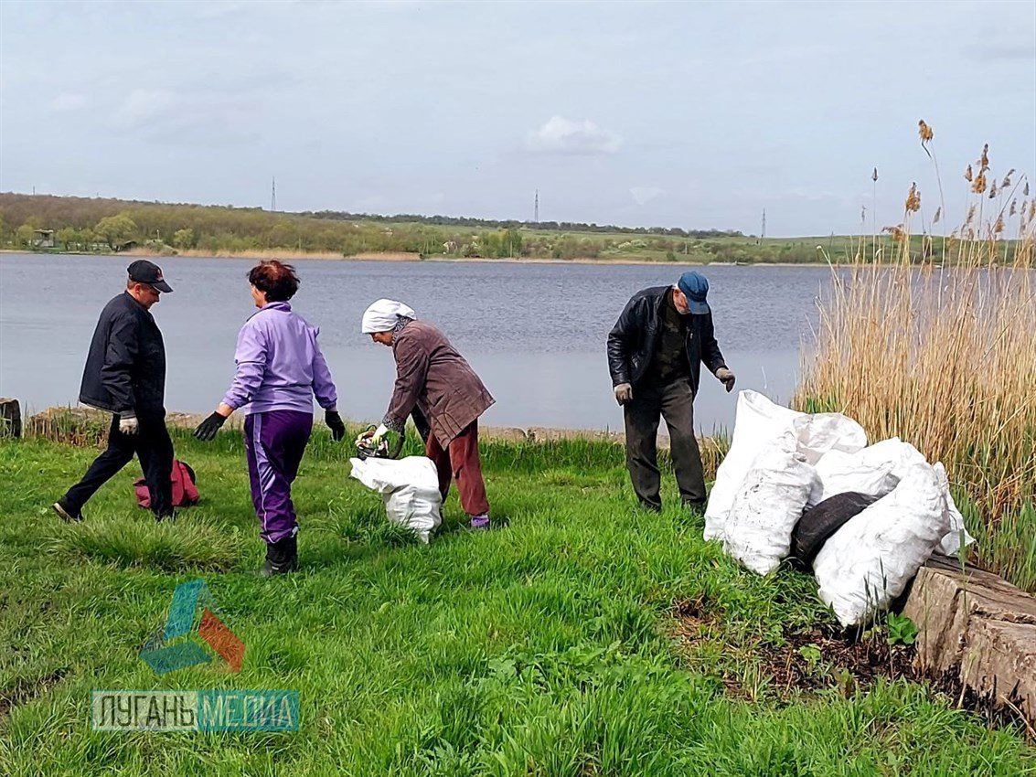 В городе Алмазная прошел субботник на «Ломоватском» водохранилище