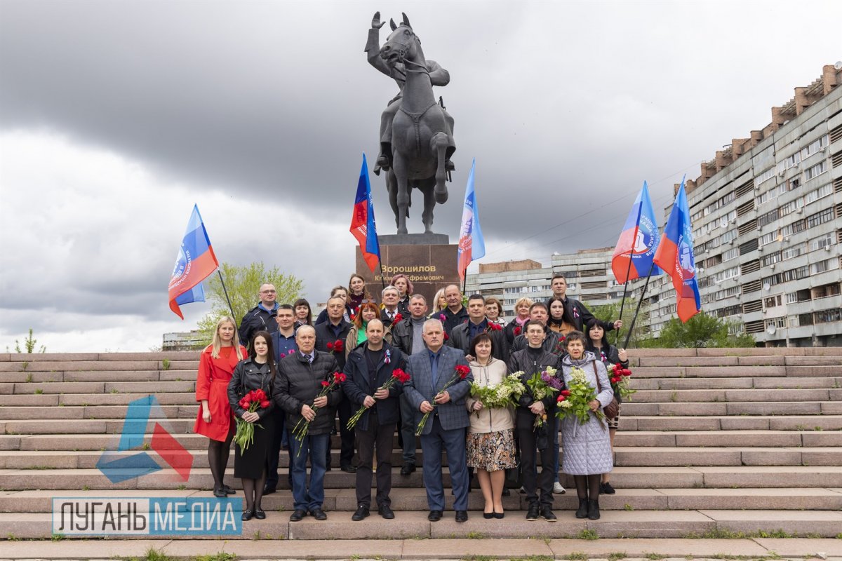Представители Федерации профсоюзов ЛНР возложили цветы к памятникам, связанным с трудовыми подвигами