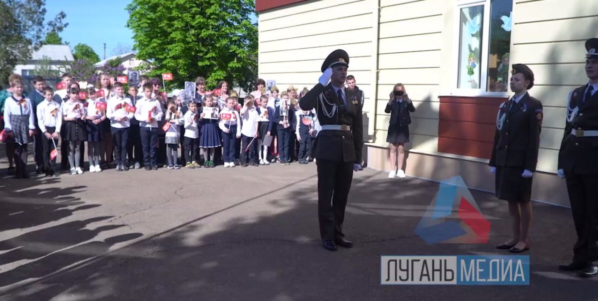 В Хрящеватенской школе № 35 имени Геннадия Цыпкалова поднято Знамя Победы и государственный флаг РФ