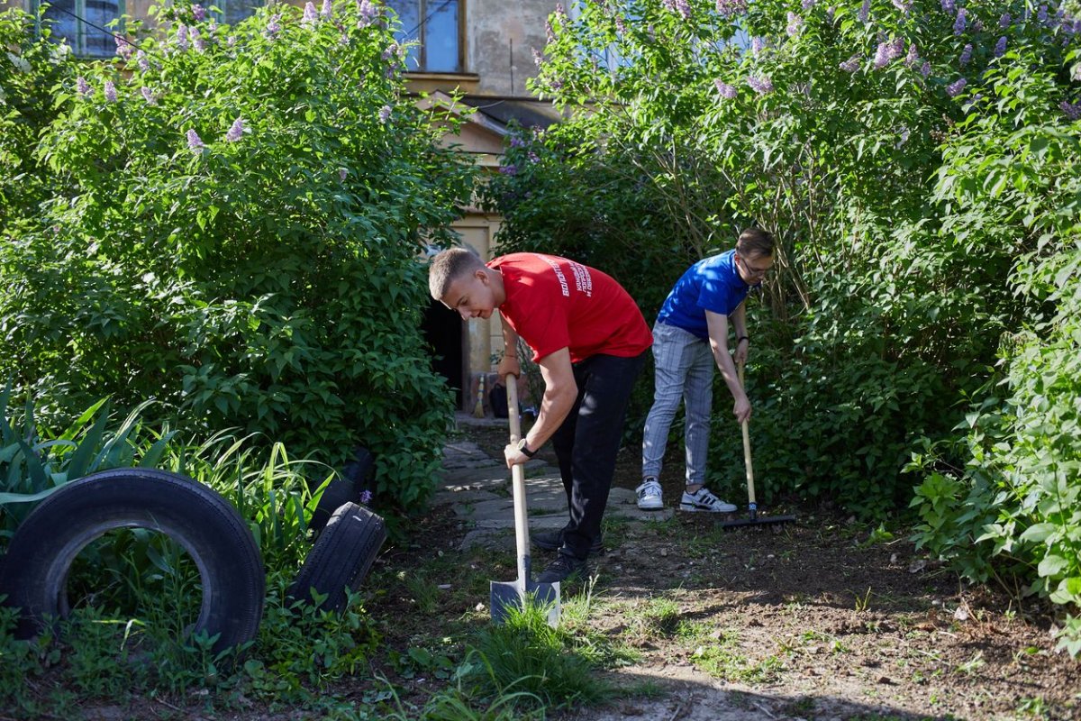 Молодёжь в Луганске навела порядок у дома, где проживает ветеран