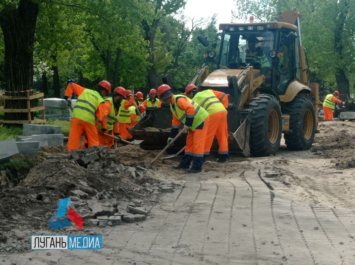 В сквере героев «Молодой гвардии» проходит масштабная реконструкция парка